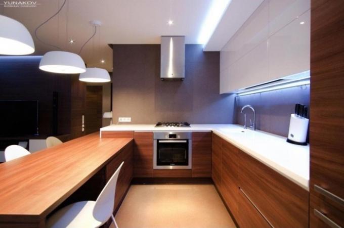 Kiegészítő világítás a konyhában a minimalizmus stílusában