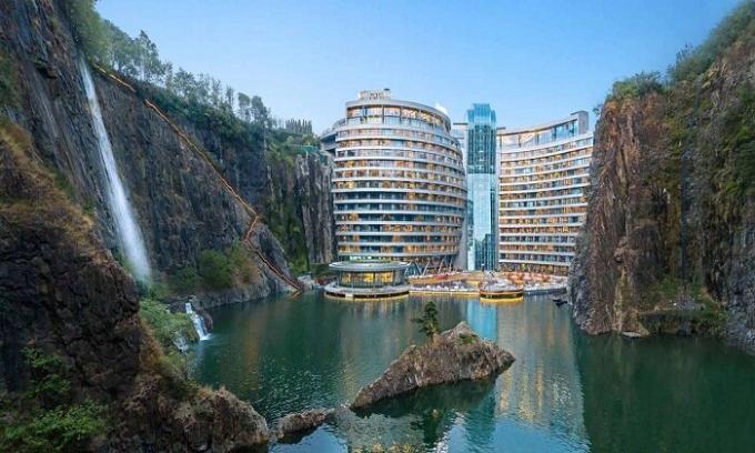 Megnyitotta földalatti Songjiang InterContinental szálloda közel Shanghai (Kína).