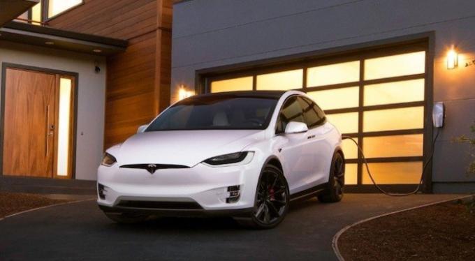 Tesla Model x 2016. Fotó: cheatsheet.com.