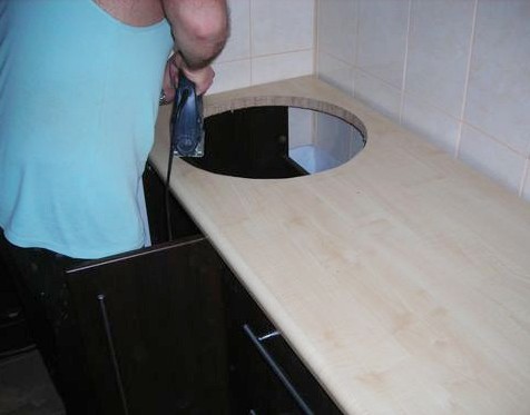 Óvatosan vágja le a mosogató lyukat.