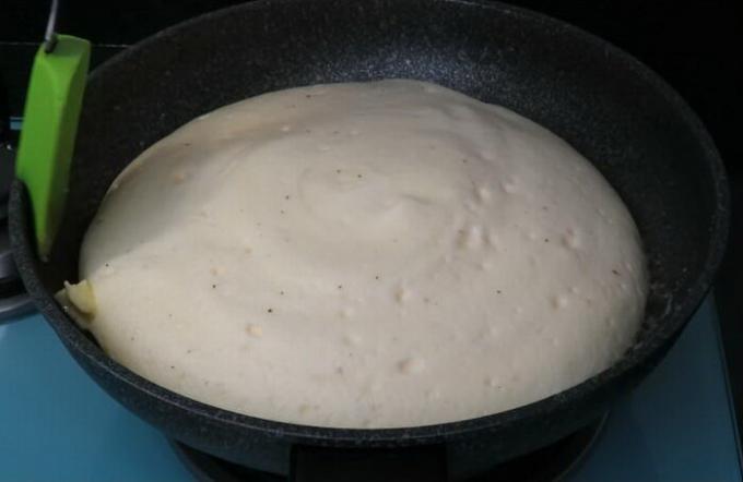 Miután - add darab vajat egy serpenyőben, és pirítsuk még egy percig omlettet fedél nélkül.