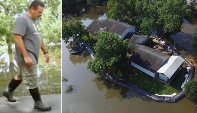 Egy férfi vett egy műanyag cső, hogy megvédje az árvíz ellen.