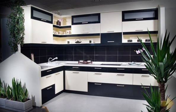 Sarok fekete-fehér konyha - friss jegyzetek szigorú belső terekben