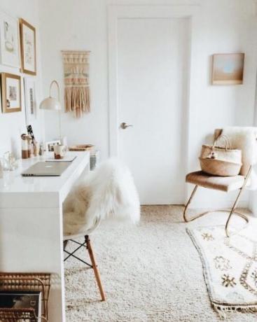 Otthoni iroda világos árnyalatokban, fehér csiszolt asztal, makramé, kis szőnyeg, fonott tárgyak