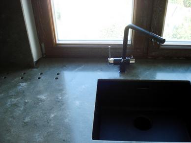 Az asztallap egy ablakpárkány, beépített mosogatóval és nyílásokkal a légkonvekcióhoz.
