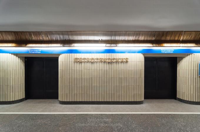 Miért a szentpétervári metró állomások épültek ajtók platform