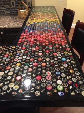 Az asztallap, amely bélelt 2530 kupakkal.