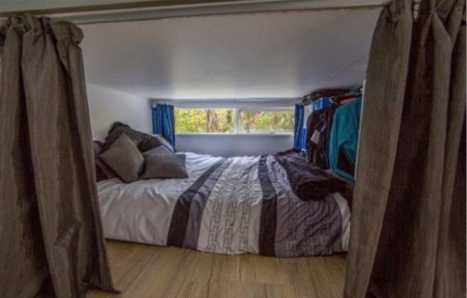 Mini-hálószoba egy nagy ággyal.