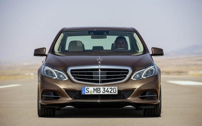 Német üzleti-osztály limuzin Mercedes-Benz E-osztály 2014-ben. | Fotó: cheatsheet.com.