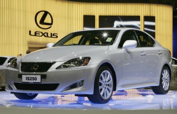 Lexus IS autó kapcsolódó luxus és a megbízhatóság. | Fotó: cheatsheet.com.