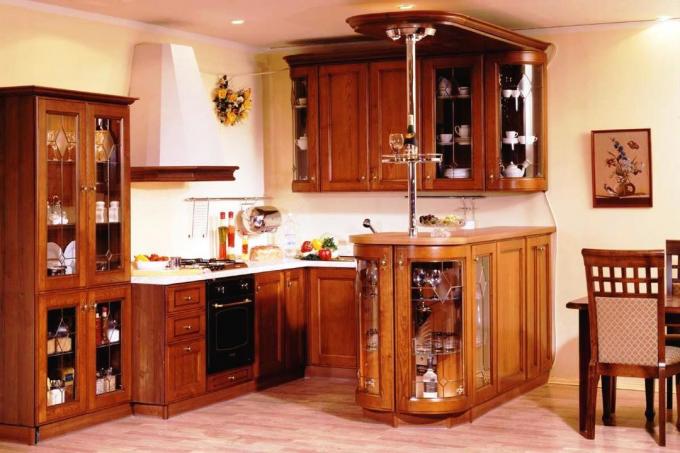 A modern, kiváló minőségű, tömör fából készült és csúcstechnológiával felszerelt konyhaszekrények szintén örömet okoznak utódainknak.