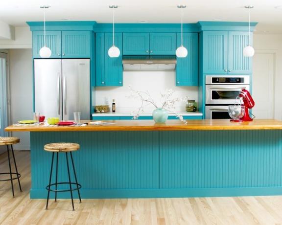Türkiz színű konyha világos falakkal és padlóval kombinálva