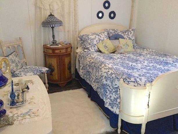 Hangulatos retro hálószoba, fehér és kék színben.