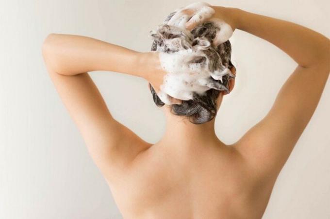 Mi népszerű sampon kíméletlenül károsítja a haj (és mit kell cserélni)