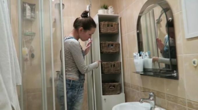 Telepítése révén a zuhany sodorhatják esetében a tárolási tisztítószerek. | Fotó: cpykami.ru.