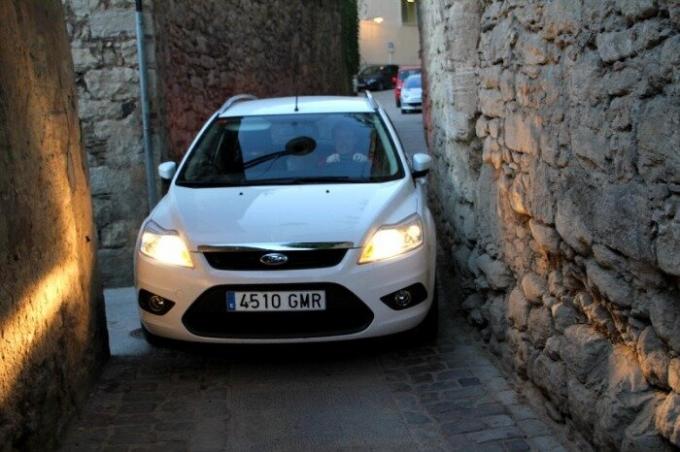 A vezetőt a Ford alig settenkedik a szűk utcákon Girona Spanyolország. | Fotó: chambersarchitects.com.
