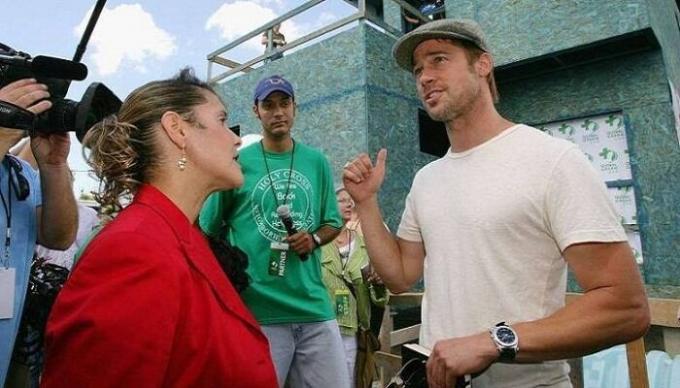Brad Pitt beszél az emberekkel a területen, és az újságírók.
