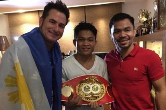 A híres bokszoló pénzügyi segítséget nyújt a fiatal sportolók (Dzhervin Ankahas és Manny Pacquiao).