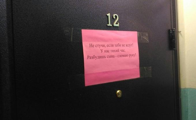 Fenyegető üzenet az ajtón védi a lakást a betolakodóktól.