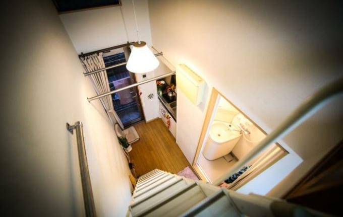 Apartman Tokió: konyha, fürdőszoba, hálószoba, erkély.