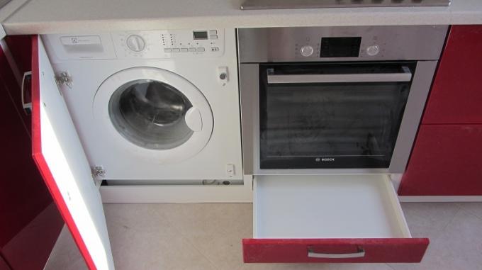 Beépített mosógép a konyhában, hogyan lehet mosógépet konyhai szettbe építeni: utasítások, fotó- és oktatóanyagok, ár