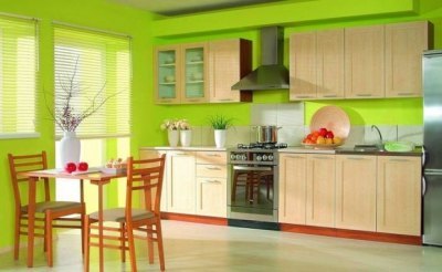 A világos zöld szín kombinációja a konyha belsejében kontrasztos vörös részletekkel