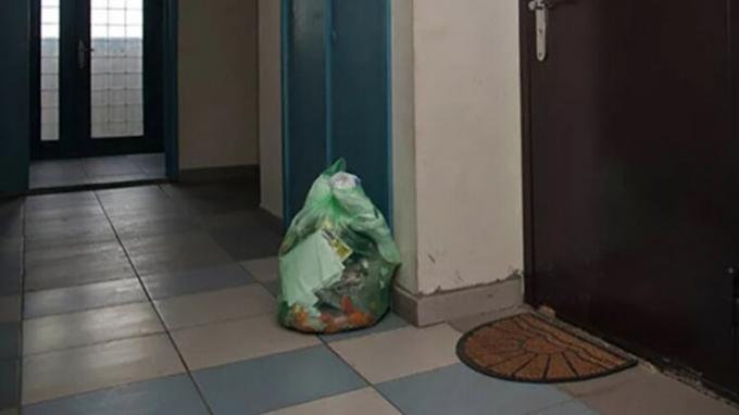 Umnichka feleség, elválasztott szomszédok állni zsák szemetet a közös folyosón, most a hulladék nem szaga!
