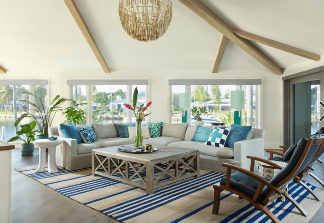 3 gyönyörű tengerparti stílusú nappali: ötletek a nyári hangulathoz