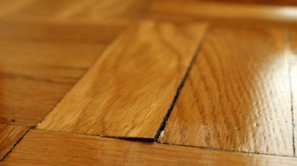 Mi van, ha a padlók csikorognak, és nem tervezi a padló szétszerelését?