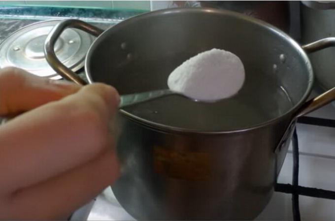 A forró vizet vsypte mosószer és fehérítő.