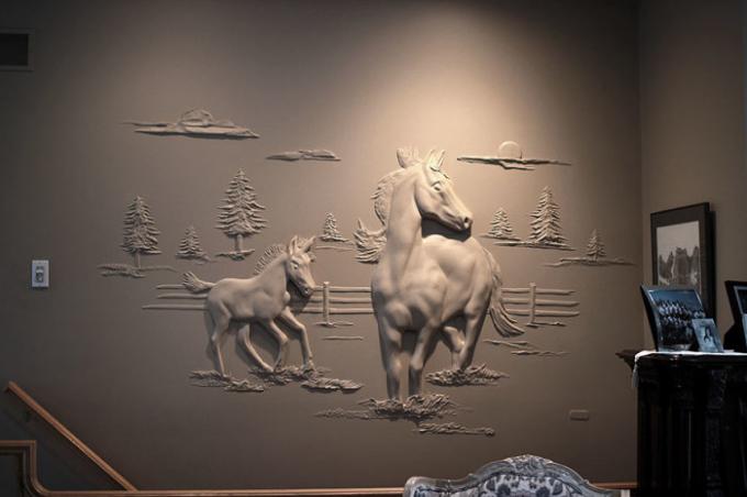 Ló és csikó frolicking díszítse az egyik fal a nappaliban. | Fotó: pinterest.com.