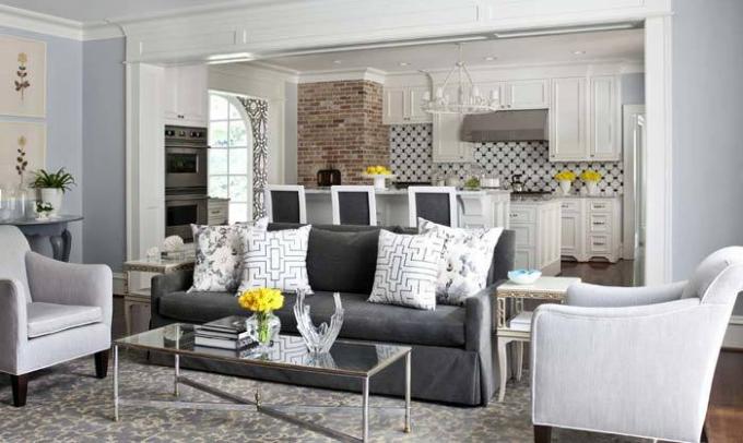 A fekete-fehér konyha belső tere kombinálva egy neoklasszikus stílusú nappalival