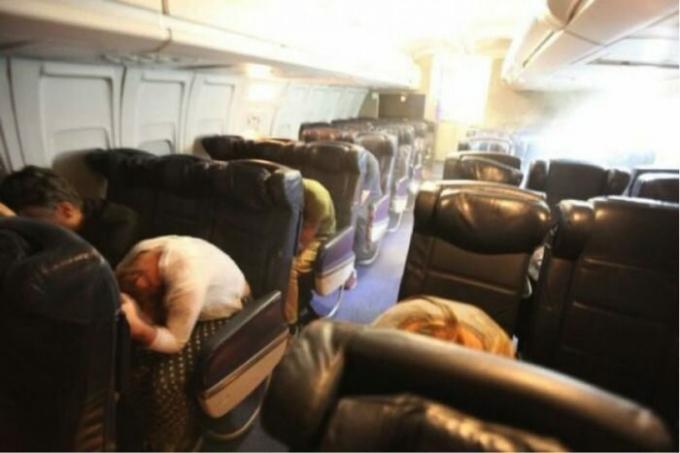 Mi az utasokat arra kérik, hogy döntse a fejét, hogy a térd, a vészhelyzet esetén leszállás.