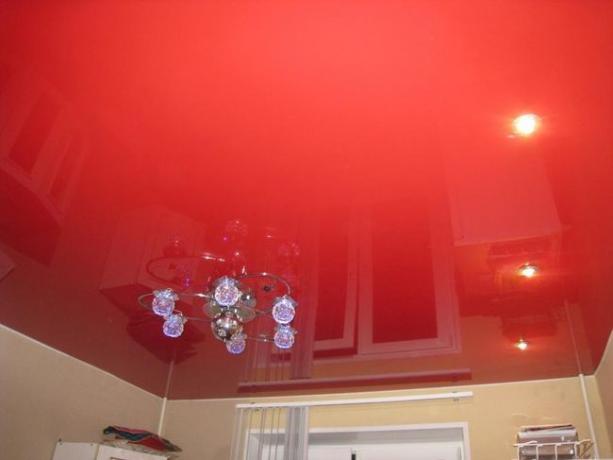 piros mennyezet a konyhában