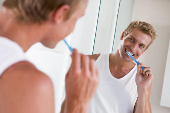 Figyelembe zuhanyozó, ne felejtsük el, hogy alaposan tisztítsa meg a fogakat. / Fotó: static5.depositphotos.com. 
