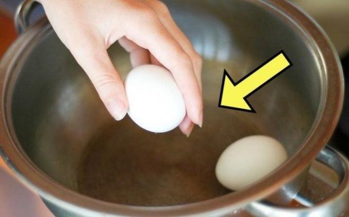 Forraljuk a tojást, amelyet meg lehet tisztítani a másodperc törtrésze alatt.