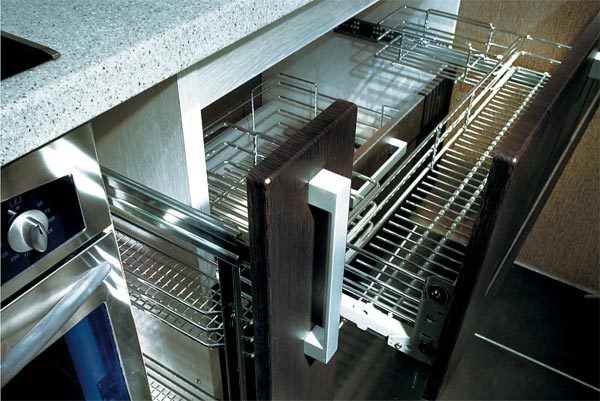 A modern fiókok lehetővé teszik a konyhai eszközök lehető legkényelmesebb elrendezését.