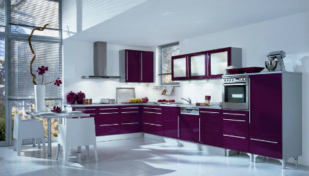 Modern stílusos konyha lila és fehér színben
