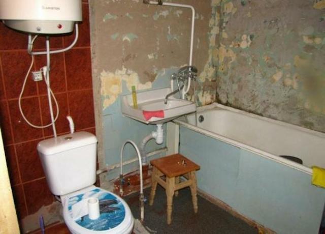 Kis fürdőszoba a „Hruscsov” szerepet játszott.