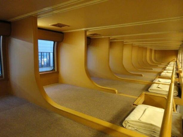 Szokatlan emeletes ágy a hálókocsik Japánban. 
