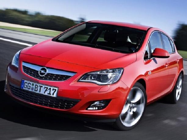 Opel Astra - a legnépszerűbb modell a német autógyártó. | Fotó: caradisiac.com.