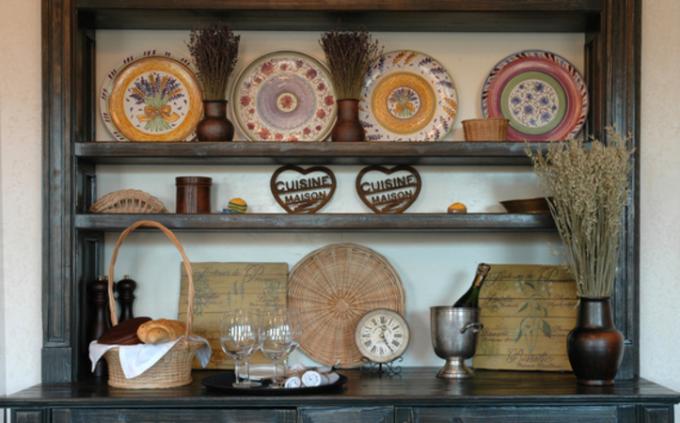 A dekoratív kerámia tányérok (szintén kézzel festettek) stílusos kiegészítői lesznek a konyhának