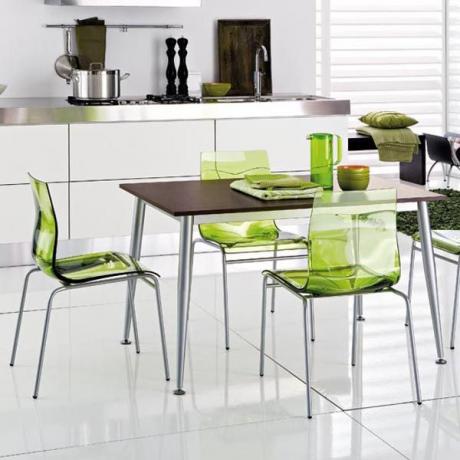 Világos részletek a belső tér átalakításához - zöld székek a konyhához, színes edények 