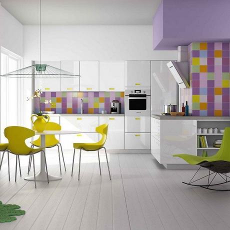 A lédús citrom és a világos lila tónusok nagyon harmonikusan néznek ki a padló, a falak, a fülhallgató hátterében